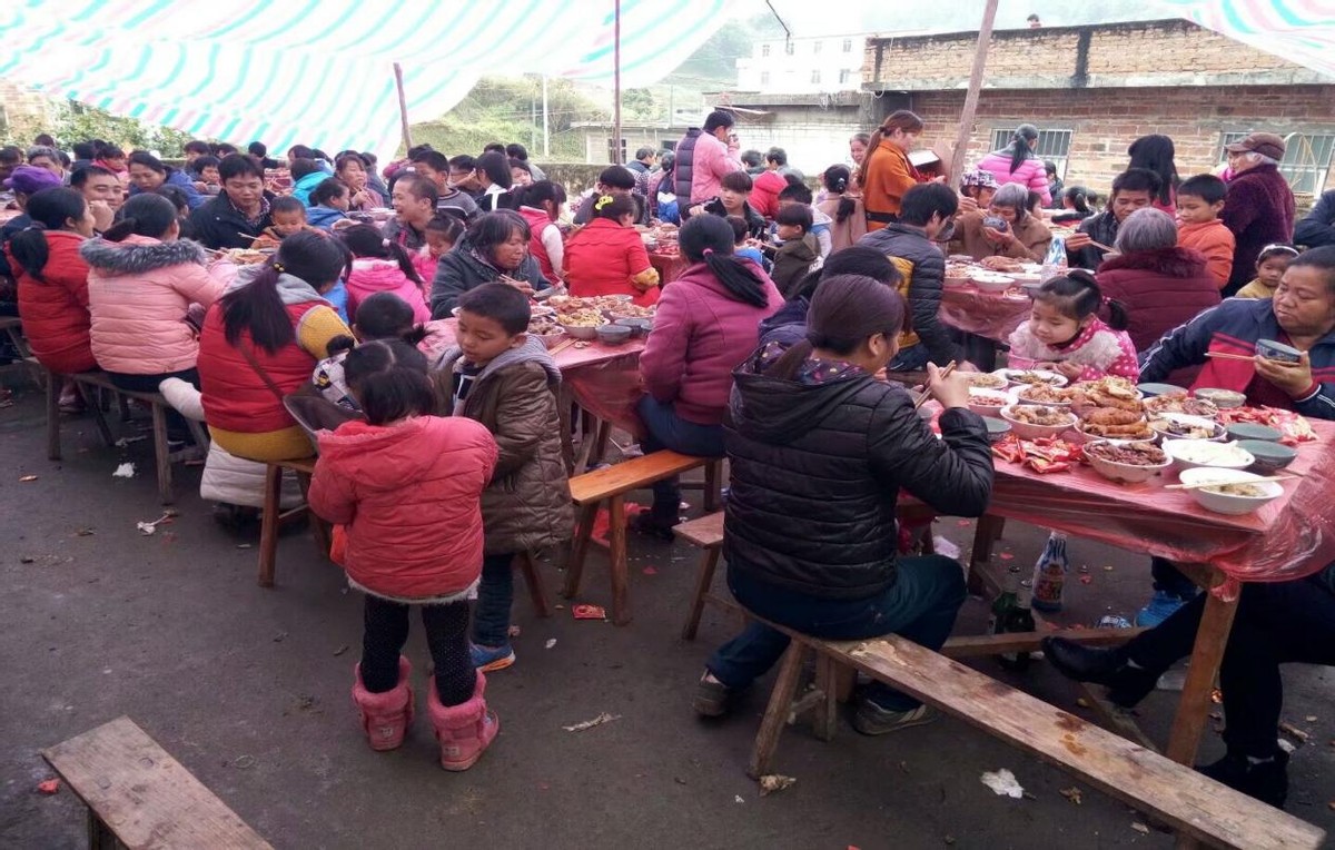 城里人参加乡村宴席，切记别问3句话，不然得罪人而你却蒙在鼓里