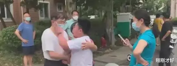 8岁男孩持刀砍医护,扒出生母是贵气“名媛”,怪不得儿子这样