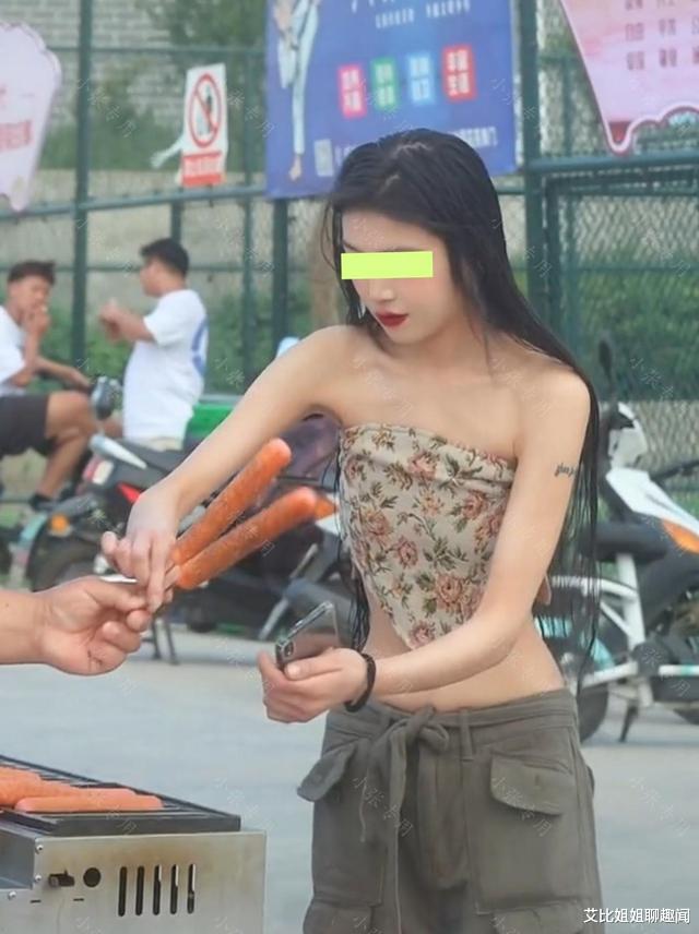 大街上,一女子穿着清凉去找男友,引发网友热议