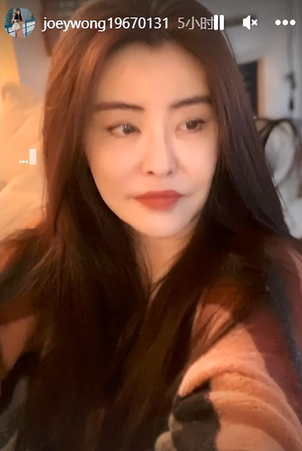 王祖贤|55岁王祖贤面部僵硬法令纹突出,定居国外曝身家超67亿