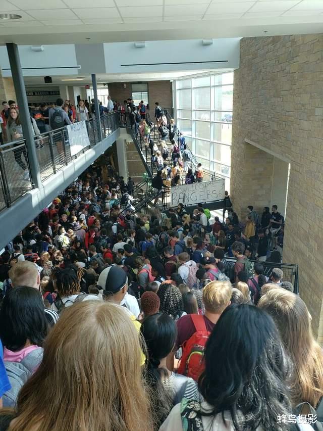 40个国外的奇葩设计，公厕小便池带盖，马桶对着坐，电梯要自己走