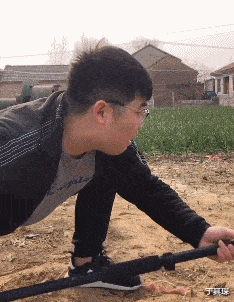 “眼镜王蛇蜕皮后严重脱水,小伙看到后主动喂水!”结果很意外呀~