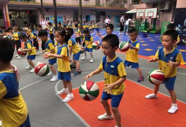 发型 小学生熬夜赶作业，第2天因发型意外走红，托尼老师都剪不出同款