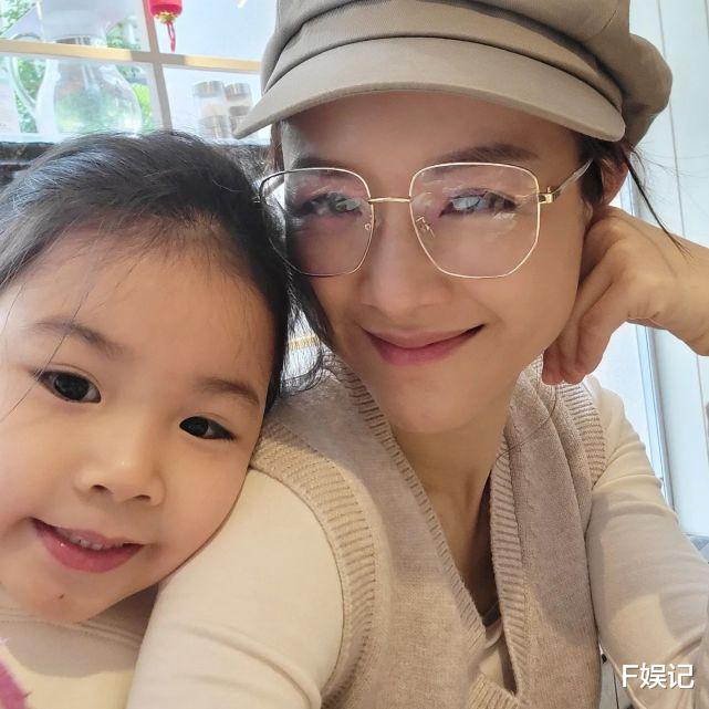 刘亦菲|陈茵媺一家五口出去吃早餐的温馨瞬间 陈豪拍照依旧戴着口罩