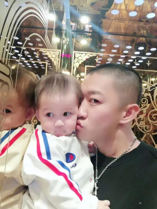 曹云金|曹云金与前妻唐菀疑复婚!分享一家三口合照:我们先你一步长大