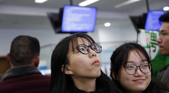 大学生|大批985毕业生涌入县城，其光环被质疑无用，原因令人无奈！