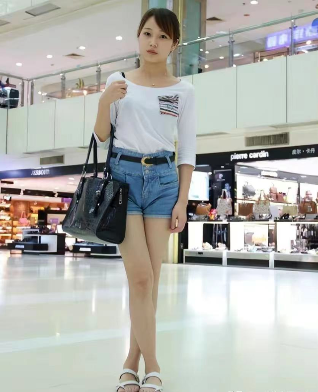 李连杰|李连杰19岁女儿国外生活优渥!乘私人飞机兜风,身材丰满颜值抢镜