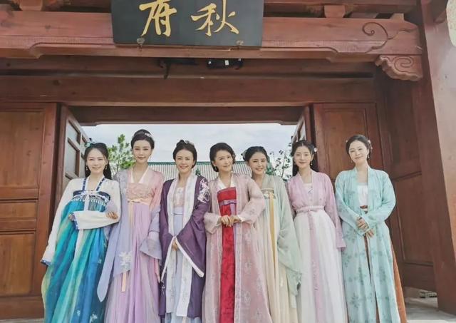 苍兰诀 五彩斑斓影楼风？苍兰诀服道化遭网友吐槽：塑料感太重了