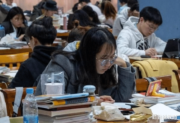 |考研结果公布！300万考生认清现实，他们是选择二战还是找工作？