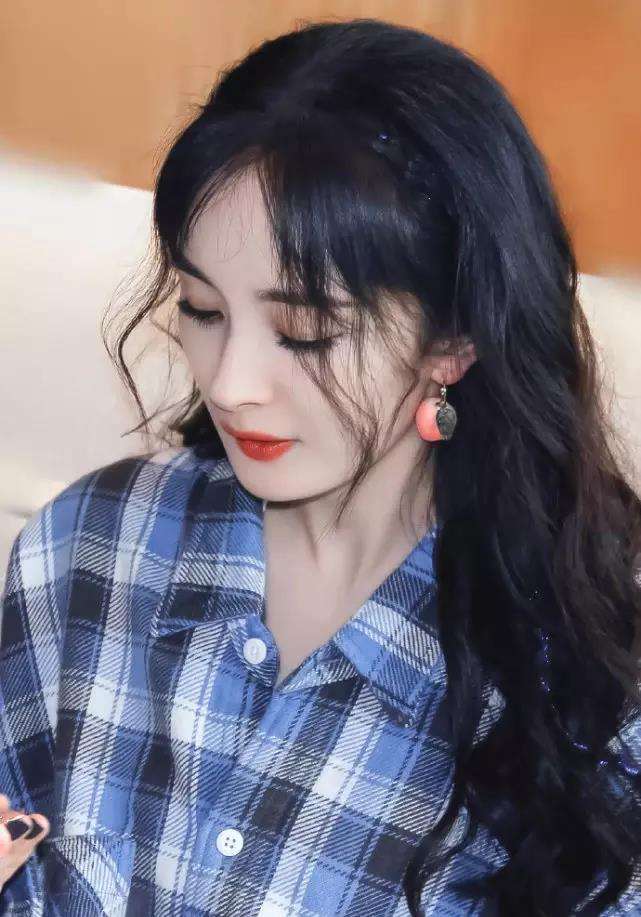 杨幂|杨幂近照曝光，皮肤松弛难显年轻，原来女明星也是会老的