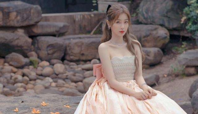 虞书欣|虞书欣在沙漠里种树，却分不清头与根，一双鞋子暴露她是否在作秀