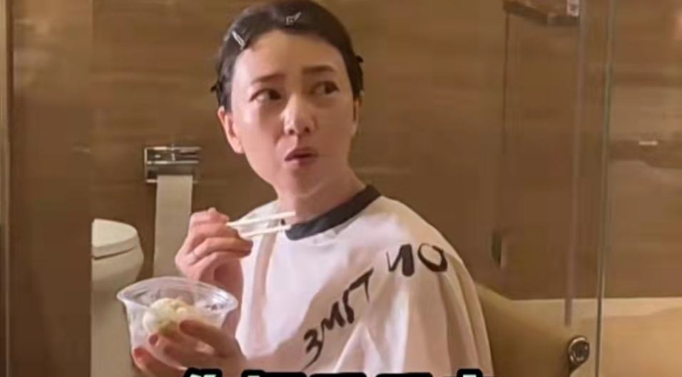 高圆圆|42岁高圆圆素颜现身认不出，小眼睛无眉毛，黑眼圈明显皮肤也超黑