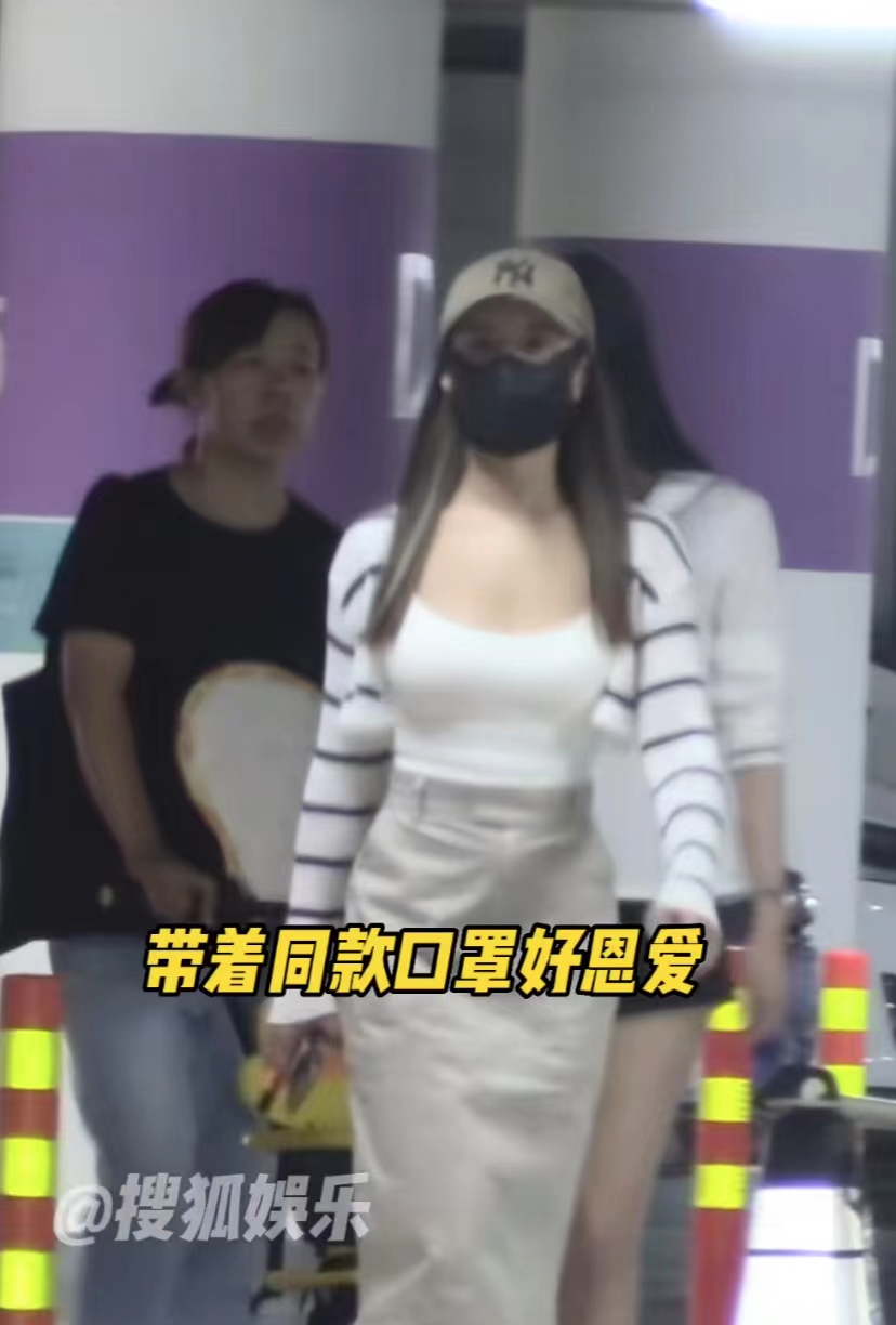 |34岁男星释小龙带娃出游!身边娇妻温顺听话,身材姣好肤白貌美