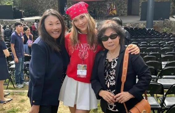 谷爱凌|谷爱凌晒秀场自拍！穿黄金夹克太酷，高调“炫腹”，马甲线明显