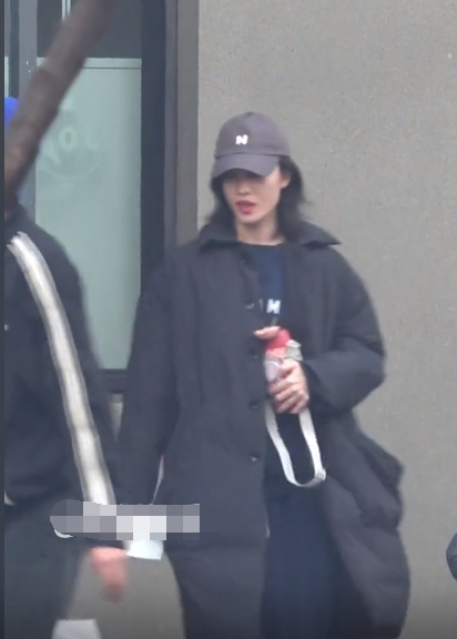 倪妮|倪妮的近况曝光，素颜现身状态好，不惧头发凌乱，大片显气场