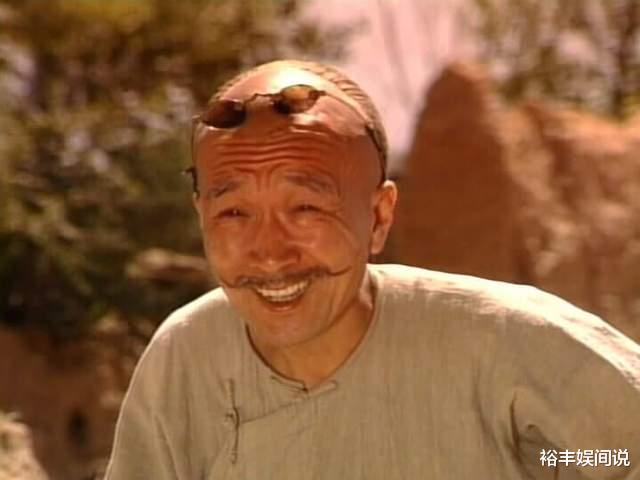 李保田|75岁李保田定居山东威海！独自荡秋千仍显老当益壮，打扮低调朴素