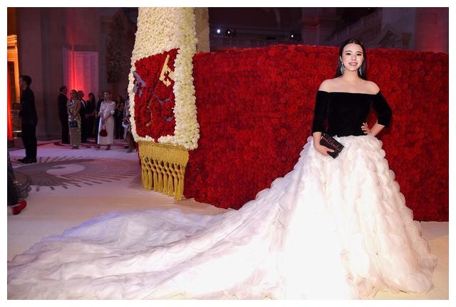 余晚晚|余晚晚：LV太子帮提裙摆，豪宅7小时逛不完，刘嘉玲心甘情愿让C位