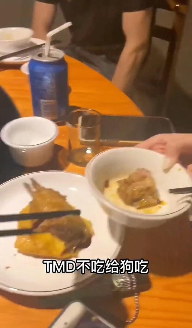 男子想追妹妹的闺蜜,出来吃饭她却推三阻四,男子恼羞成怒出狂言
