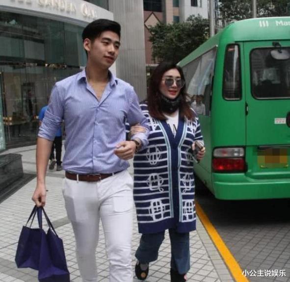 王心凌|赌王女儿何超盈晒照瘦身成功，尖下巴明显，背后名画才是亮点