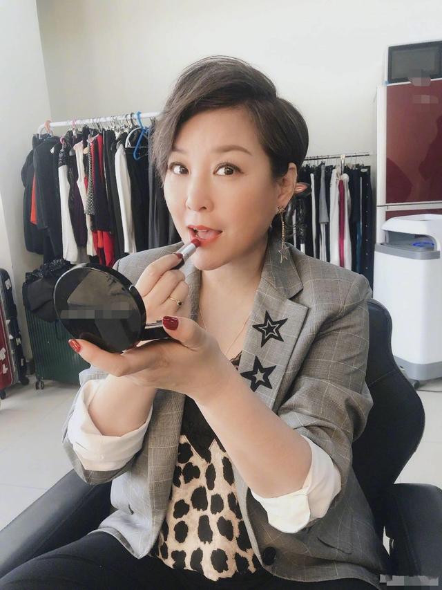 李静|主持人李静：从知名主持人到被观众抛弃，她终将为自傲付出代价