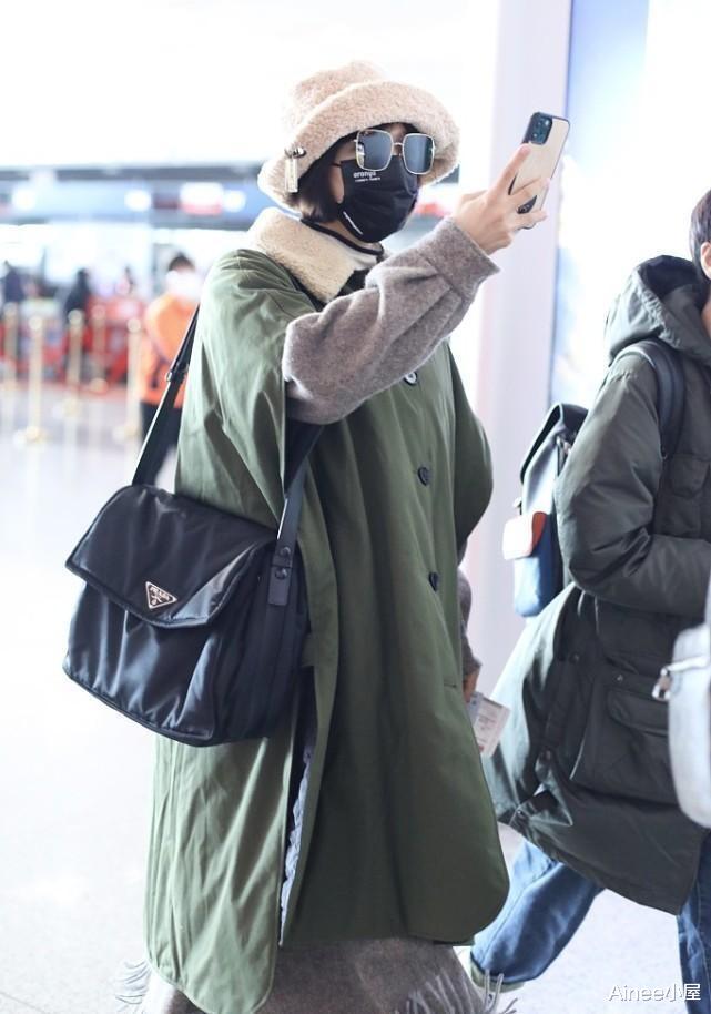 王珞丹|王珞丹穿“军大衣”出门，毛毛领看着挺有个性，配羊羔毛帽真别致
