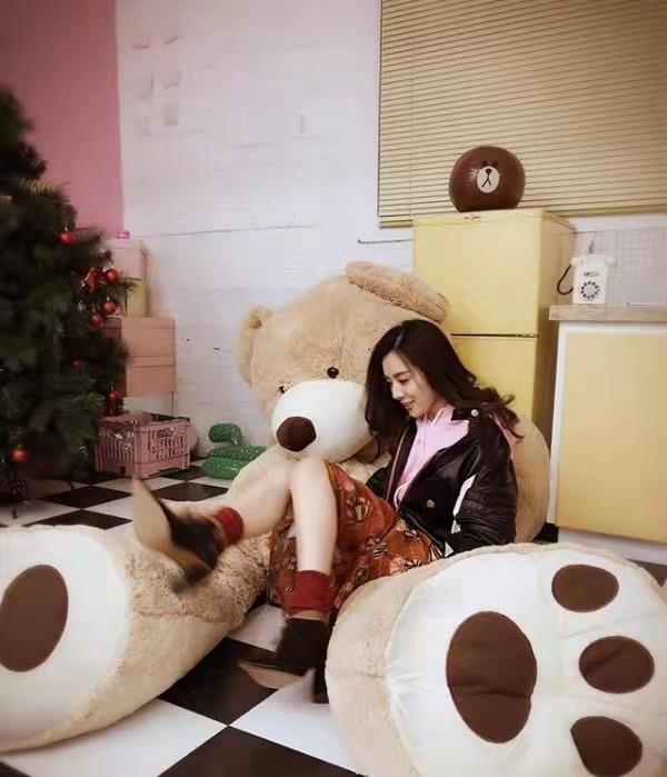 带你看看王晓晨住的豪宅,卧室大床堆满衣服,平时几乎很少收拾