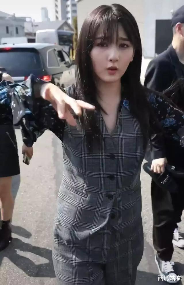 发型 当宋祖儿换上成熟的发型后,脸小了一大半,侧颜把我惊艳到了