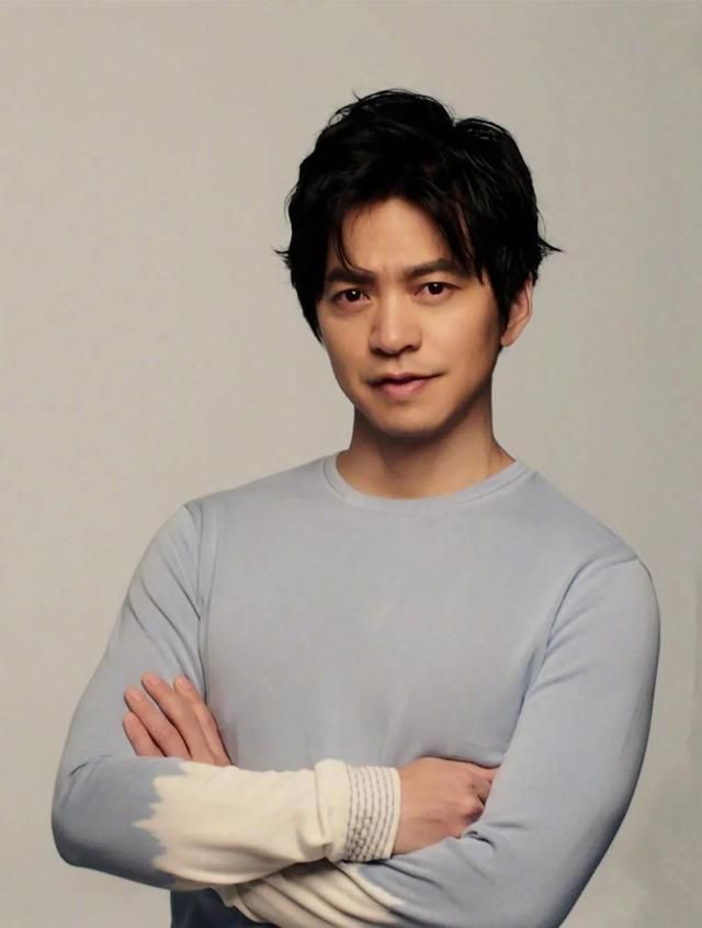 李健|李健：参加婚礼时捡到一个老婆，结婚24年无房无子