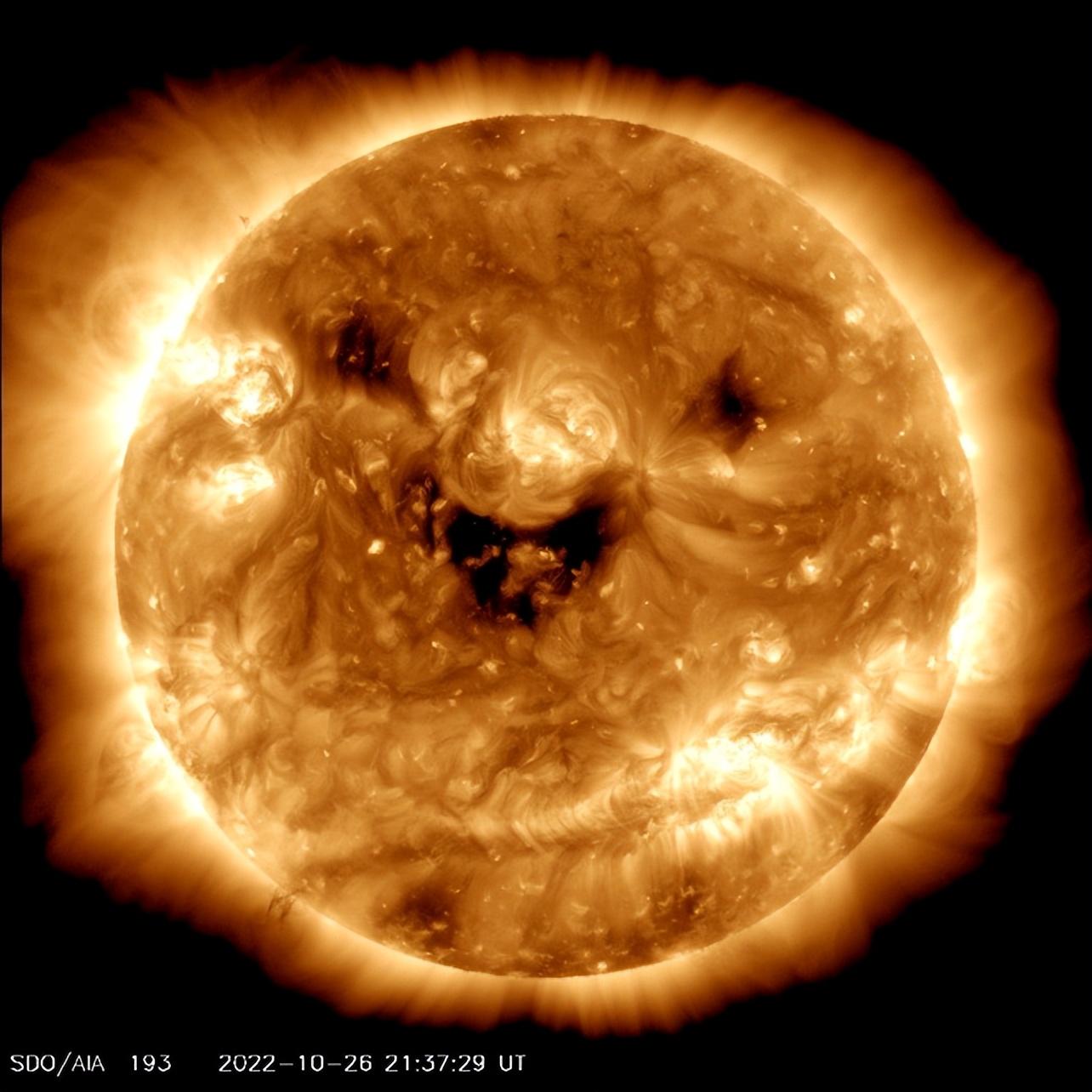 NASA发现,太阳忽然露出一张“笑脸”,这是什么征兆?