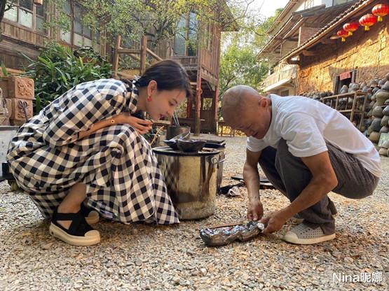 刘芳菲|央视主持刘芳菲罕晒花滑装，穿粉色挂肩裙，侧脸五官线条似女明星