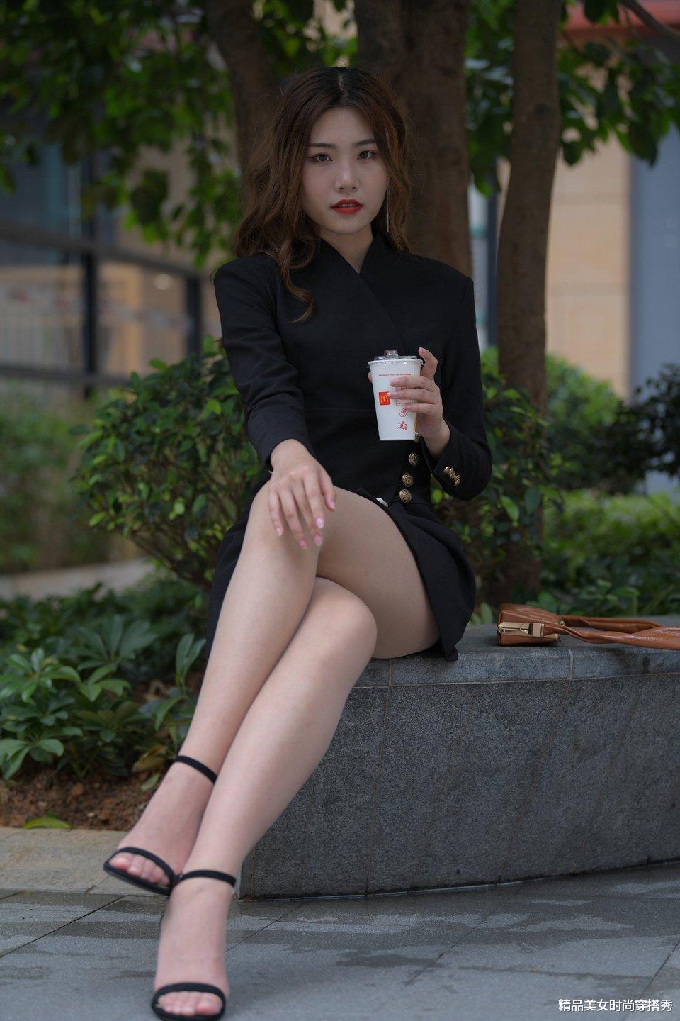 小个子的女生，这样穿西装裙，优雅又不失通勤范