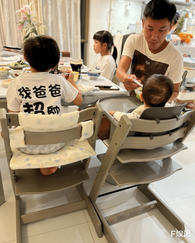 张颖康|TVB小生张颖康细心为小儿子吃饭 一旁的二儿子衣服很亮眼