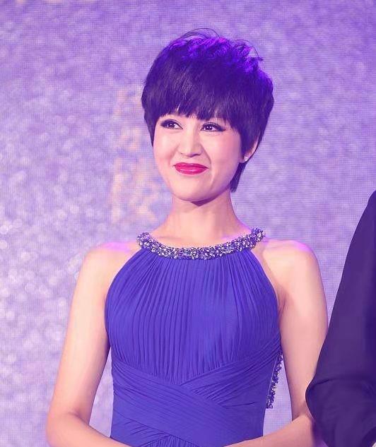 胡歌|鲍蕾浓妆也太老气了！穿克莱因蓝裙身段纤细，大妈脸似陆毅妈妈