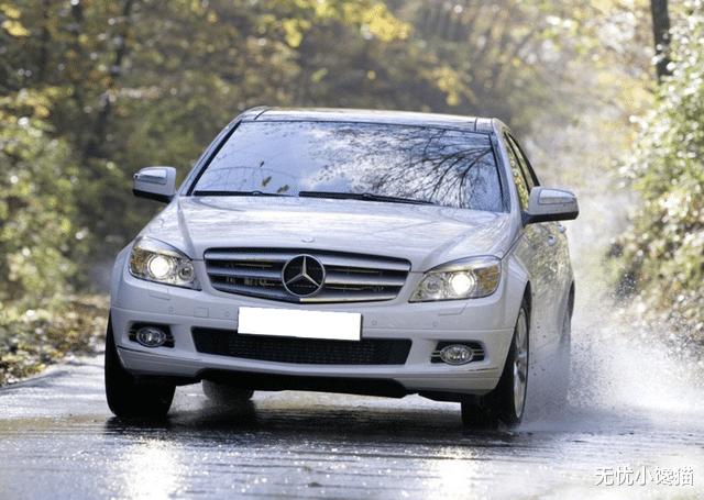 周星驰|“喜剧之王”周星驰:身价超300亿,豪车放车库吃灰,出门爱打车