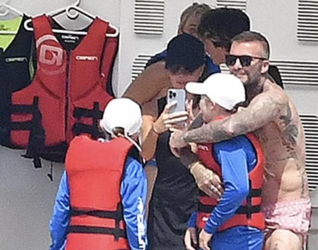 玄彬|贝克汉姆儿子秀球技!女友穿性感比基尼,1100W租游艇,相恋1个月!