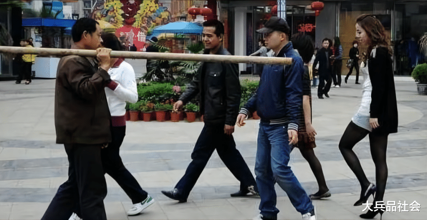 大爷|女子给大爷秀钢管舞，眼神专注，熟练的舞姿引人着迷