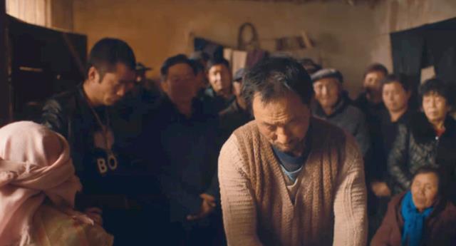 《隐入尘烟》中,马有铁的3次献血,完全就是道德绑架