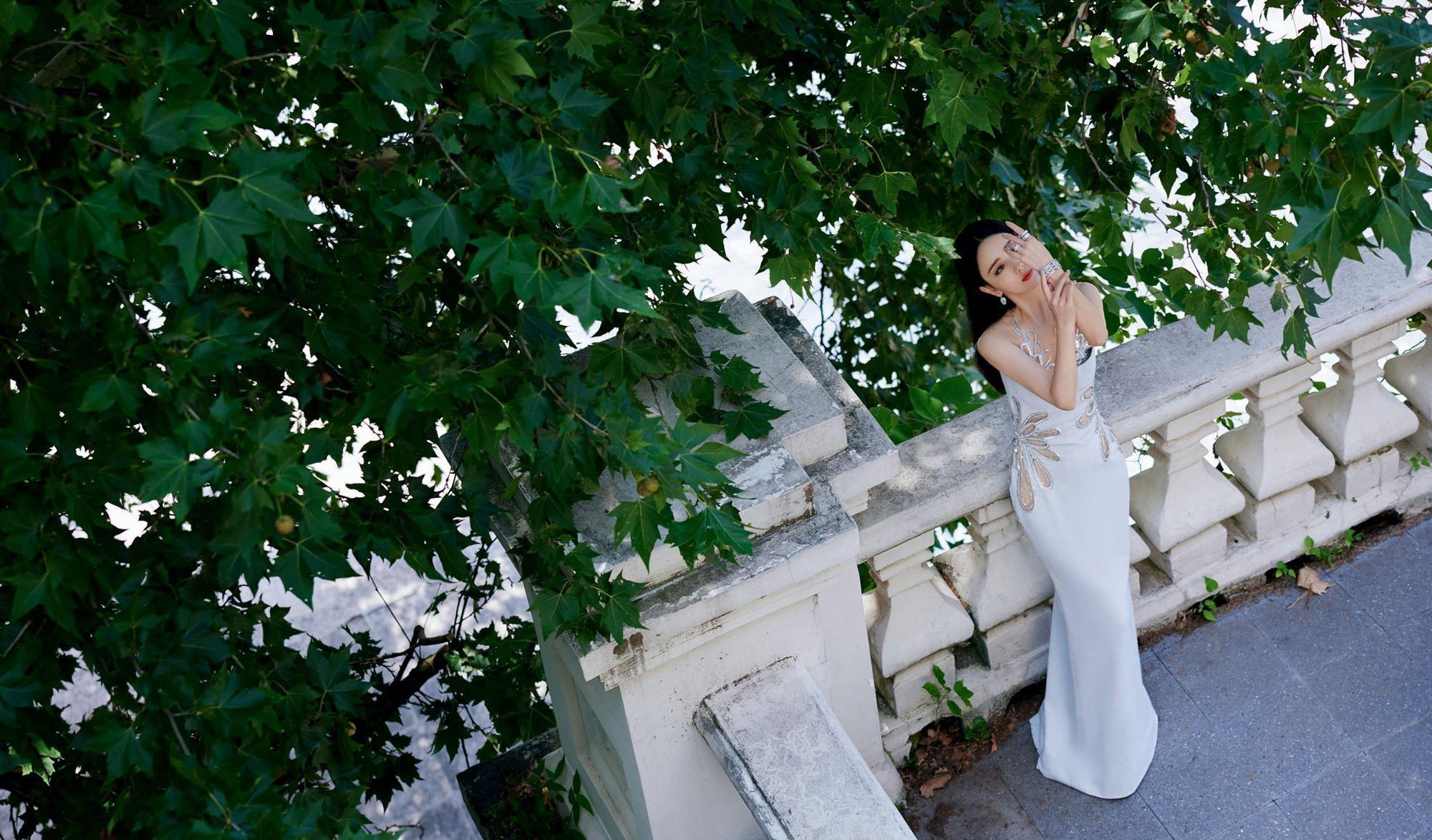 佟丽娅|佟丽娅白色连衣裙礼服优雅写真