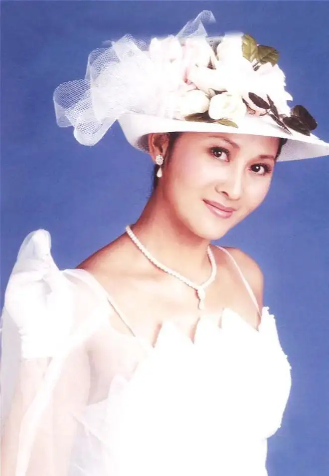 张钰|张钰：靠服侍30位导演拍戏，被张纪中和刘晓庆炮轰，她怎么样了？