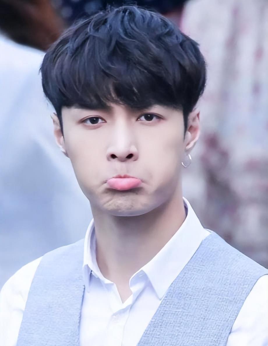 张艺兴|“活成人脉”张艺兴:在各大综艺担任制作人,带彭昱畅结交王思聪