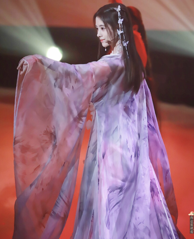 鞠婧祎|明明连代表作都没有,还装模作样当评委,小丑闹剧何时才能停止?