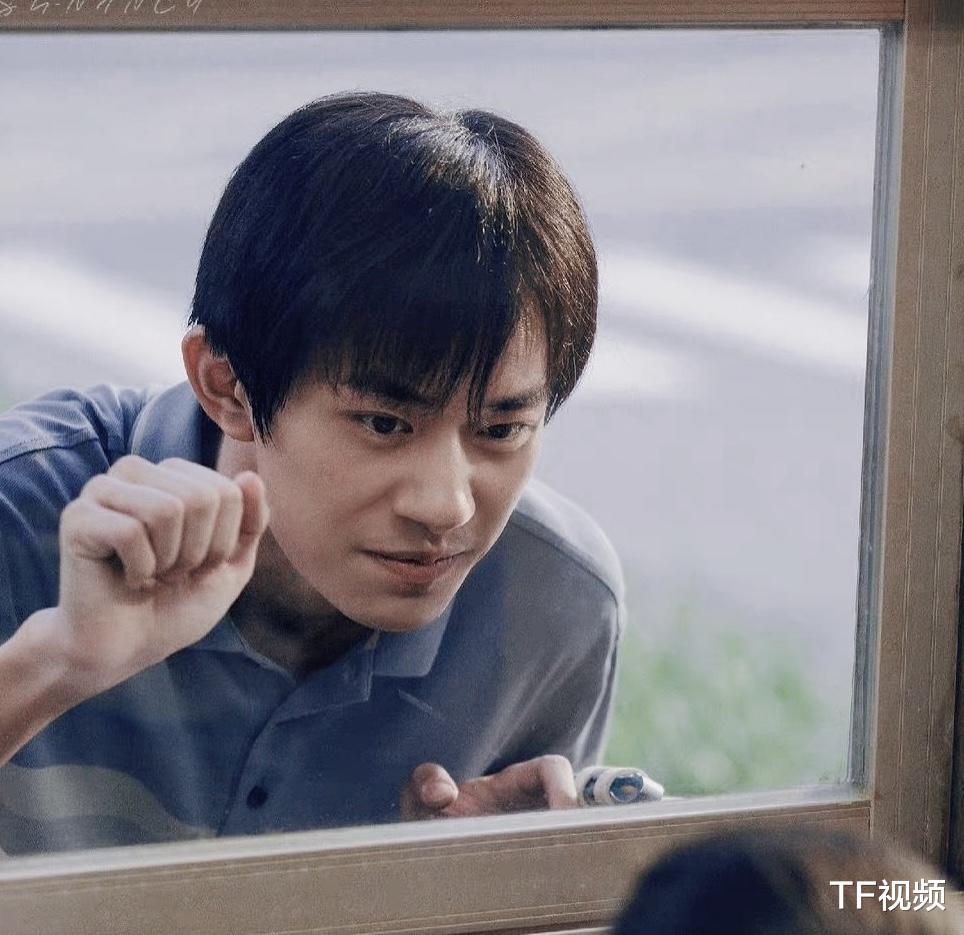 易烊千玺|易烊千玺代言海报印错，人物与签名不符，被粉丝称为“道明四”