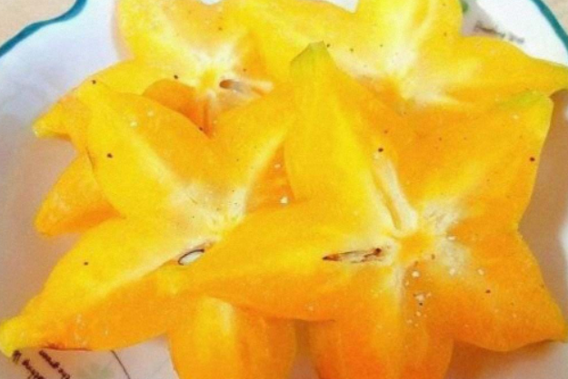 潘粤明|潘粤明被恶心到了，杨桃吃了一大半，才发现里面有蠕动的白色小虫