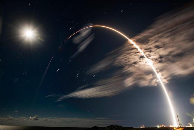 为中东北非1.6亿家庭提供高速信号,SpaceX发射了一颗大型卫星