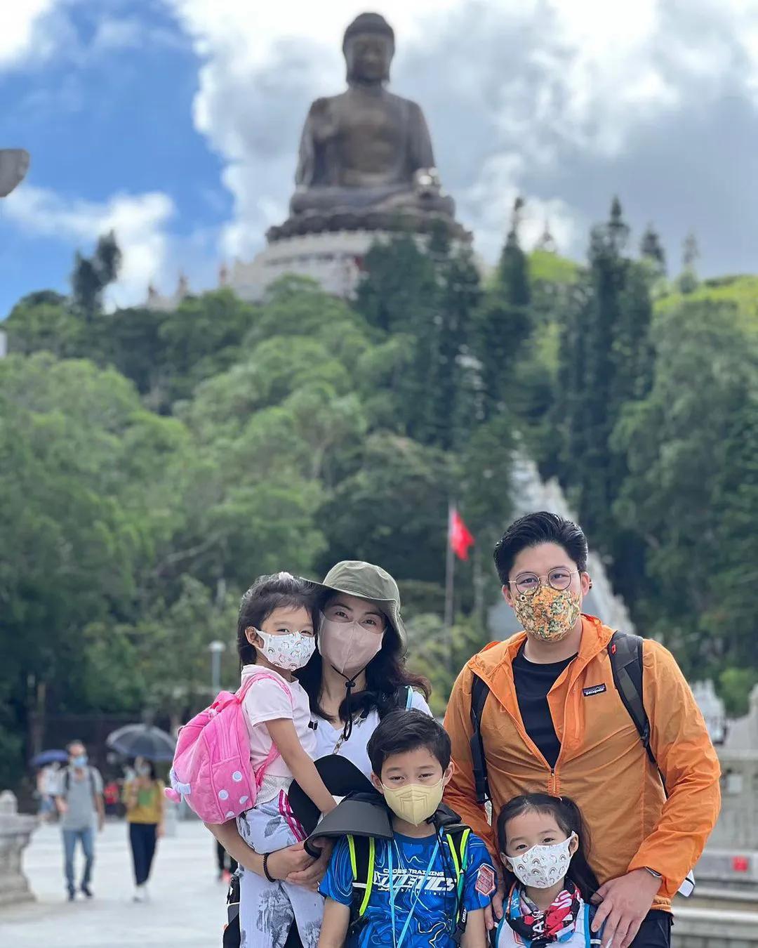 郭晶晶|霍启刚郭晶晶国庆带娃出游,一家五口温馨欢乐,仨孩子独立能力强