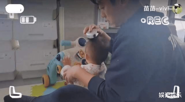 |苗苗晒一家三口日常，夸女儿以后是水灵的大美女，小酸奶露脸超萌