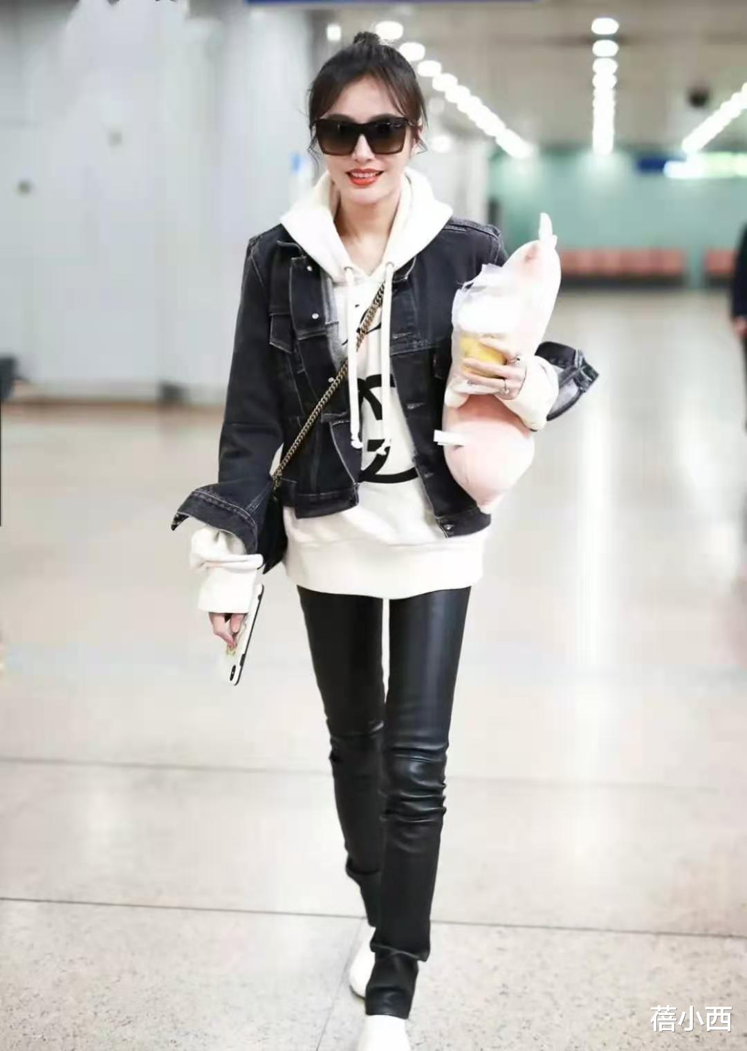 秦岚|“秦岚”真是越来越会打扮了,拼接外套搭牛仔裤,个性有范还时髦
