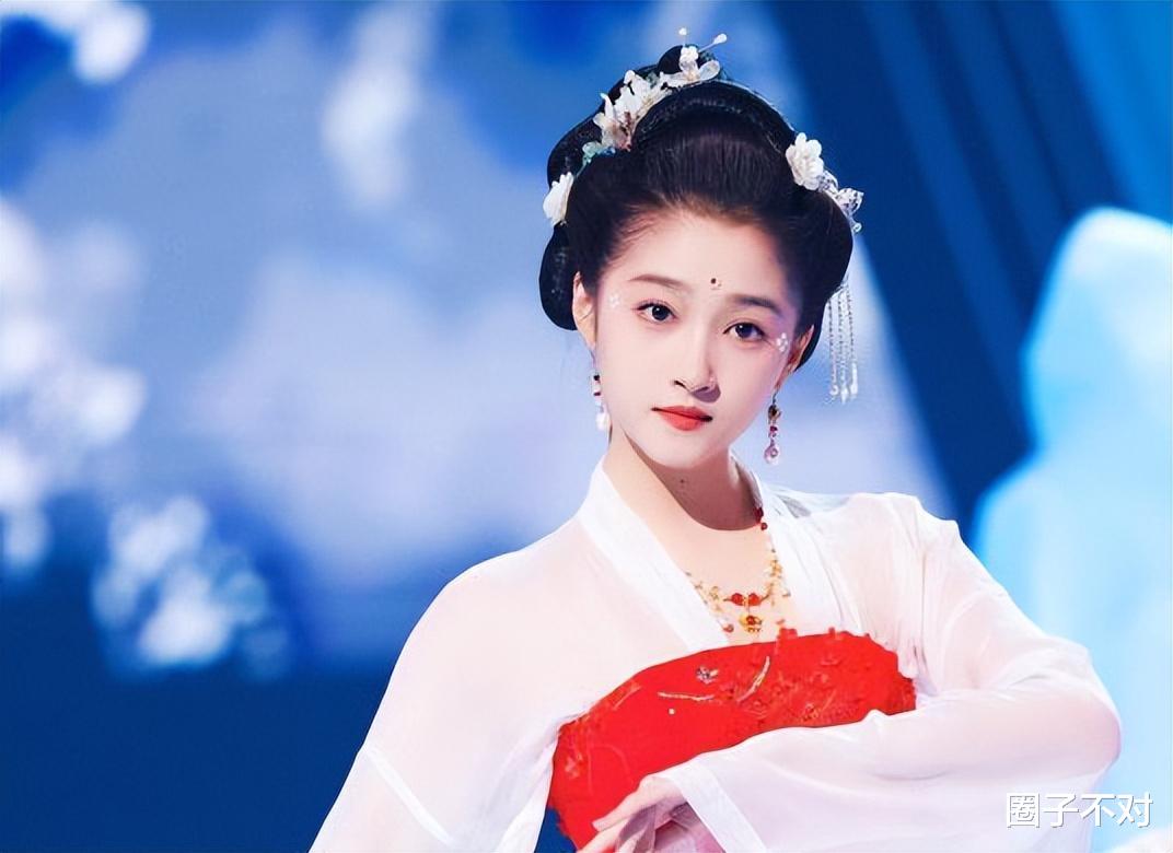 杨幂|曝光8位“半身美人”破防瞬间,不动时貌美如花,一走路不敢直视