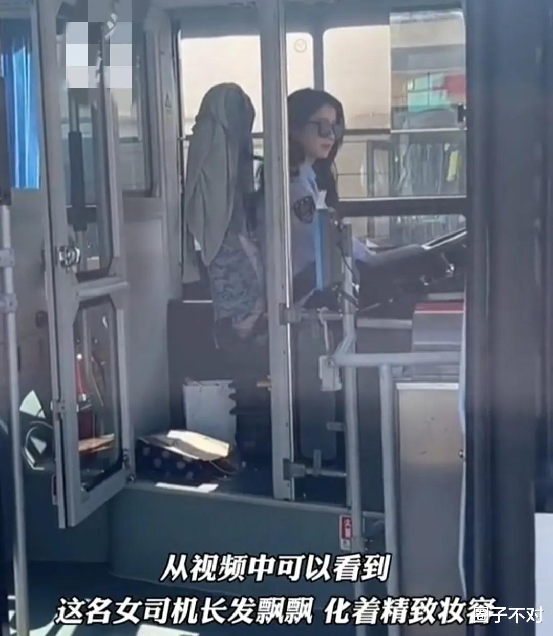 女公交司机因高颜值走红,网友劝她莫忘初心,却发现她早就红了