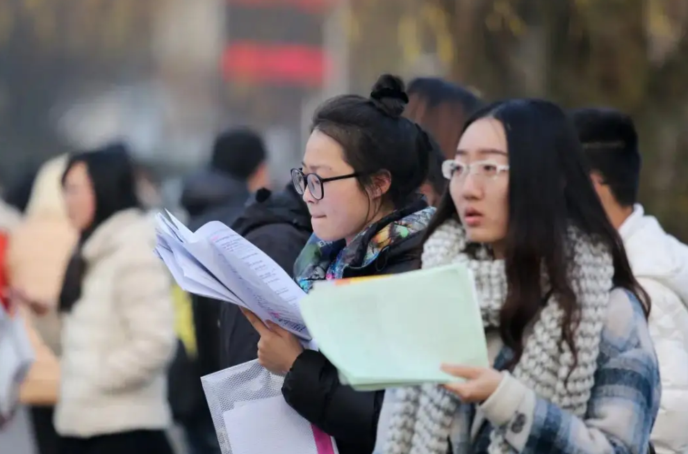 事业编制|宇宙的尽头是考编？明星都扎堆报考的“事业编”，到底有多吃香？